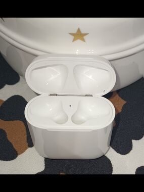 APPLE AIR PODS CHARGING CASE